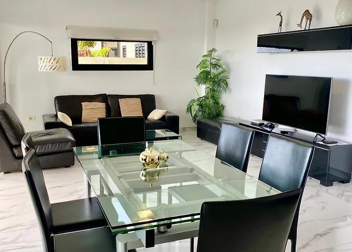 Stunning - View, Location, Pool Апартаменти