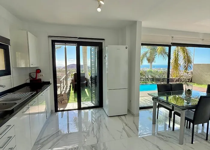 Stunning - View, Location, Pool Апартаменти *