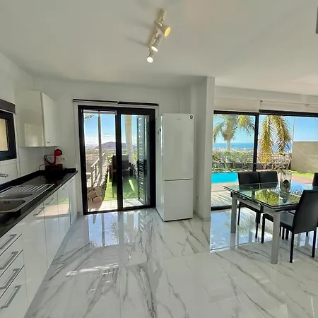 Stunning - View, Location, Pool شقة *